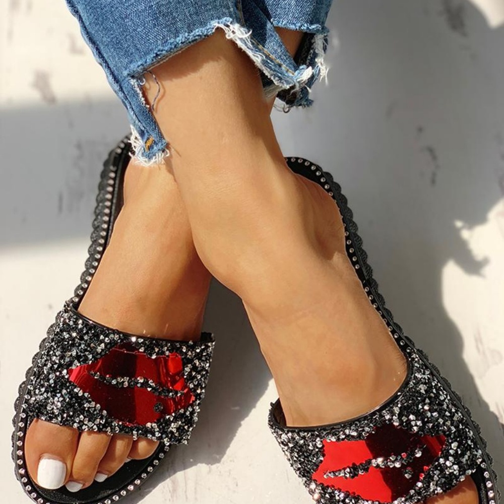 Women studded lips sandals